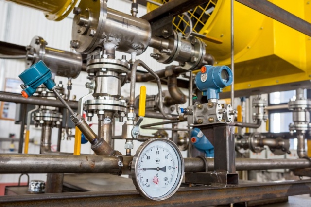 Termometr bimetaliczny mierzący temperaturę ropy naftowej